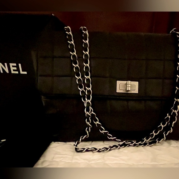 CHANEL HORIZONTAL QUILT MEDIUM BOY BAG - Picture 2 of 16